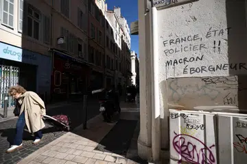 Slogan “Perancis, sebuah negara polis! Macron, membutakan mata rakyat!” kelihatan dicoret pada dinding sebuah jalan di Marseille, Perancis, pada 21 Oktober. Pergolakan di serata negara itu terus memuncak berikutan bantahan terhadap peningkatan kos sara hidup dan kenaikan harga bahan api.