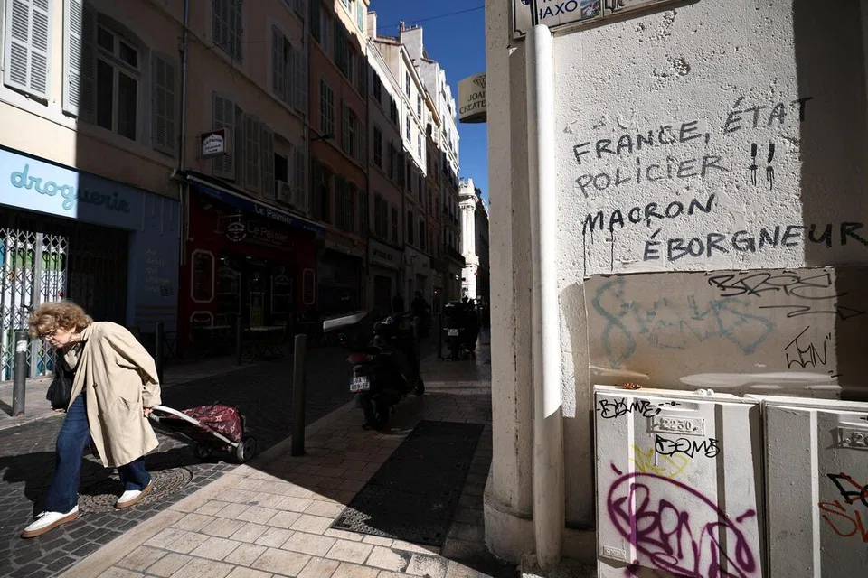 Cogan kata, ‘Perancis, sebuah negara polis! Macron, membutakan mata rakyat!’, dicoret pada dinding sebuah jalan di Marseille, Perancis, pada 21 Oktober. Pergolakan di serata negara itu terus memuncak berikutan bantahan terhadap peningkatan kos sara hidup dan kenaikan harga bahan api.