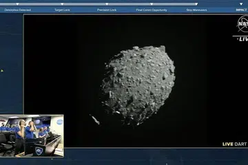 NANTIKAN HASIL UJIAN: Pasukan Nasa menantikan rakaman pertembungan kapal angkasanya dengan asteroid 'Dimorphos' yang sebesar sebuah stadium bola sepak (gambar atas) sebagai ujian dan menyelamatkan bumi sekiranya insiden sebenar berlaku di masa depan. - Foto AFP