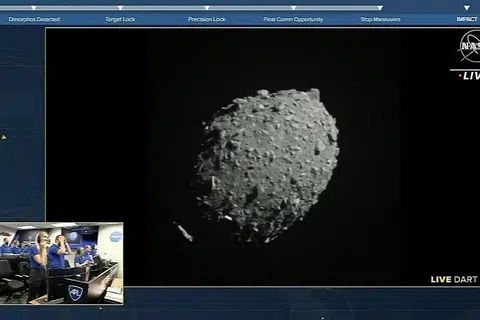 NANTIKAN HASIL UJIAN: Pasukan Nasa menantikan rakaman pertembungan kapal angkasanya dengan asteroid 'Dimorphos' yang sebesar sebuah stadium bola sepak (gambar atas) sebagai ujian dan menyelamatkan bumi sekiranya insiden sebenar berlaku di masa depan. - Foto AFP