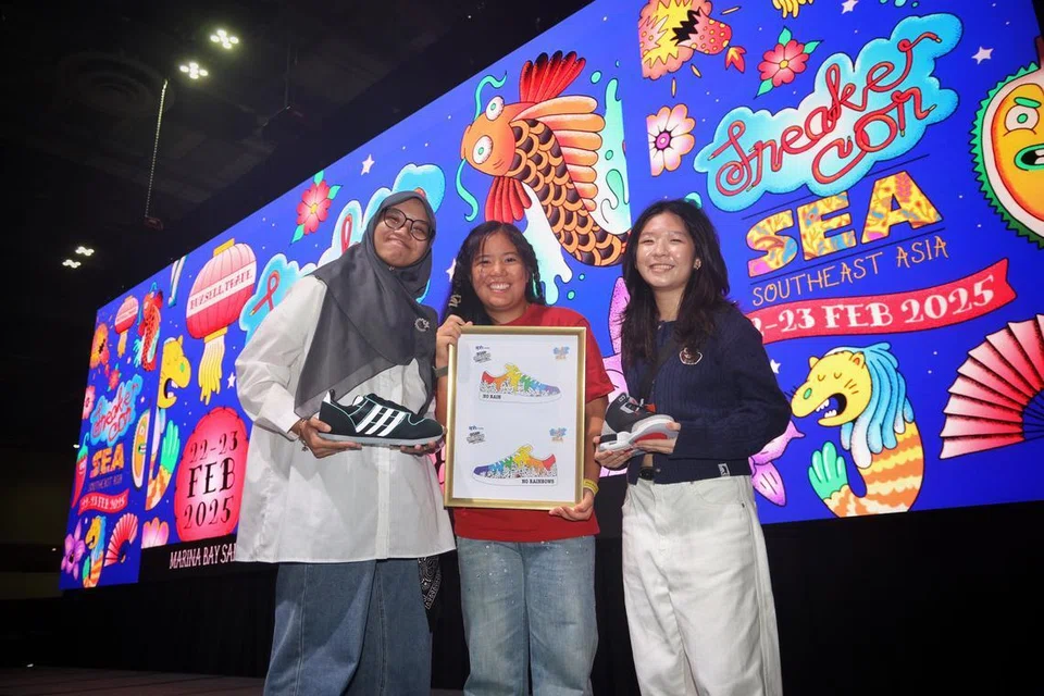 Juara peraduan ‘Design Your Sneaker’, Cik Sarah Gwee (tengah), di samping pemenang tempat kedua, Cik Nur Rasyiqah Zil (kiri) dan pemenang tempat ketiga, Cik Cherie Kok.