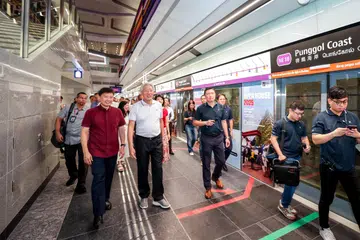 Menteri Kanan, Encik Teo Chee Hean (tiga dari kiri), dan Menteri Pengangkutan, Encik Chee Hong Tat (dua dari kiri), merasmikan  pembukaan Stesen Punggol Coast pada 10 Disember 2024. Stesen di Laluan Timur Laut (NEL) itu akan menyediakan  perkhidmatan bagi penumpang menuju ke Daerah Digital Punggol (PDD) dan kampus Institut Teknologi Singapura (SIT) Punggol, serta Punggol Coast Mall yang bakal dibuka. 