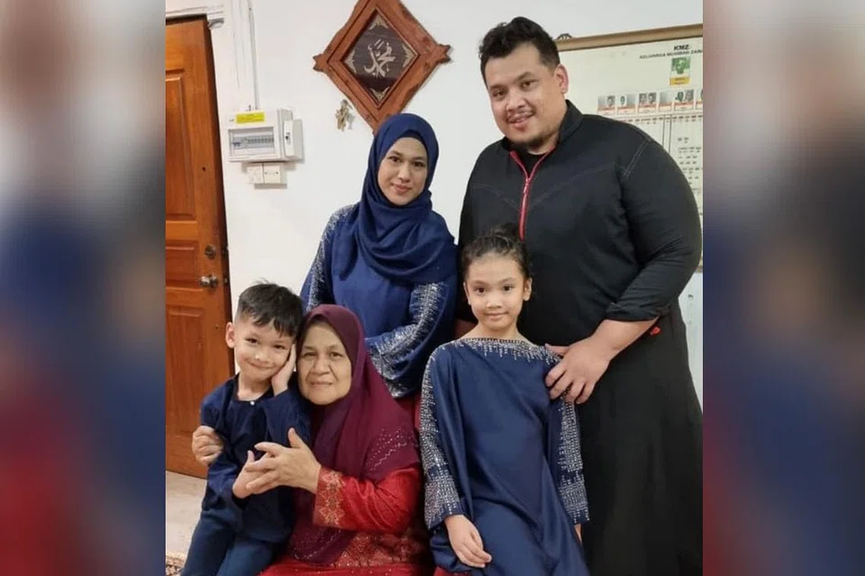 TIDAK SABAR DAPAT KELUAR BERSAMA LAGI: Cik Nurhayati Abdul Ghafoor (belakang, kiri) mengalu-alukan pelonggaran sekatan Covid-19 dan berharap dapat makan di luar dan beriadah dengan keluarganya - suami, Encik Nur Rahimi Bin Mohd Azmi, anak-anak, Nur Aleesya dan Nur Areez Rayyan, dan ibunya, Jariah Sapian. - Foto ihsan NURHAYATI ABDUL GHAFOOR