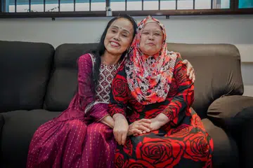 ADIK-BERADIK CINA, DIBESARKAN LAIN BANGSA: Cik Fatimah Mohidin (kanan) bersama kakaknya, Cik Thangah Koh (kiri) yang sejak kecil lagi berkawan rapat tanpa mengetahui hal sebenar.