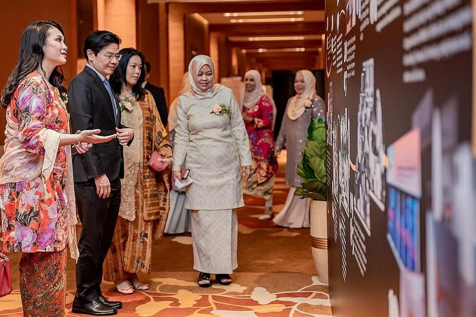PERKASA WANITA: (Dari kiri) Presiden PPIS, Cik Hazlina Abdul Halim; Encik Lawrence Wong; Naib Presiden PPIS, Cik Suree Rohan; dan Ketua Pegawai Eksekutif PPIS, Cik Tuminah Sapawi, melihat Tembok Warisan Ulang Tahun PPIS yang ke-70. - Foto BH oleh NUR DIYANA TAHA