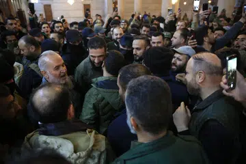 Pelbagai negara kini mahu menjalin hubungan baru dengan kumpulan pemberontak utama Syria, Hayat Tahrir al-Sham (HTS) yang dipimpin oleh Encik Abu Mohammed al-Jolani (tengah kedua dari kiri). 