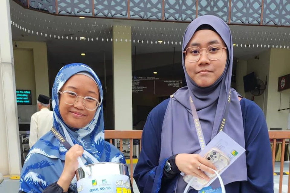 Antara relawan muda yang membantu membawa tabung di Masjid Maarof di Jurong West Street 26, untuk membantu projek peningkatan Masjid Ar-Raudhah.