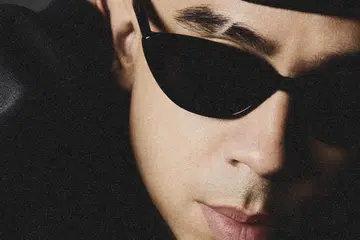 ‘Saham Naik’, lagu terkini Alyph dalam album ‘Storm’ mengupas tentang kepentingan mengetahui harga diri dalam situasi sudah jatuh ke tahap paling rendah tetapi mampu mengatasi segala kesukaran.