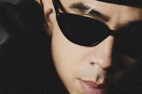 ‘Saham Naik’, lagu terkini Alyph dalam album ‘Storm’ mengupas tentang kepentingan mengetahui harga diri dalam situasi sudah jatuh ke tahap paling rendah tetapi mampu mengatasi segala kesukaran.