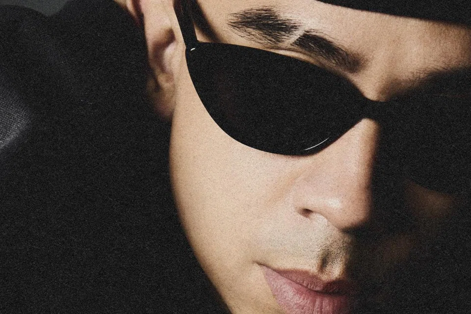 ‘Saham Naik’, lagu terkini Alyph dalam album ‘Storm’ mengupas tentang kepentingan mengetahui harga diri dalam situasi sudah jatuh ke tahap paling rendah tetapi mampu mengatasi segala kesukaran.