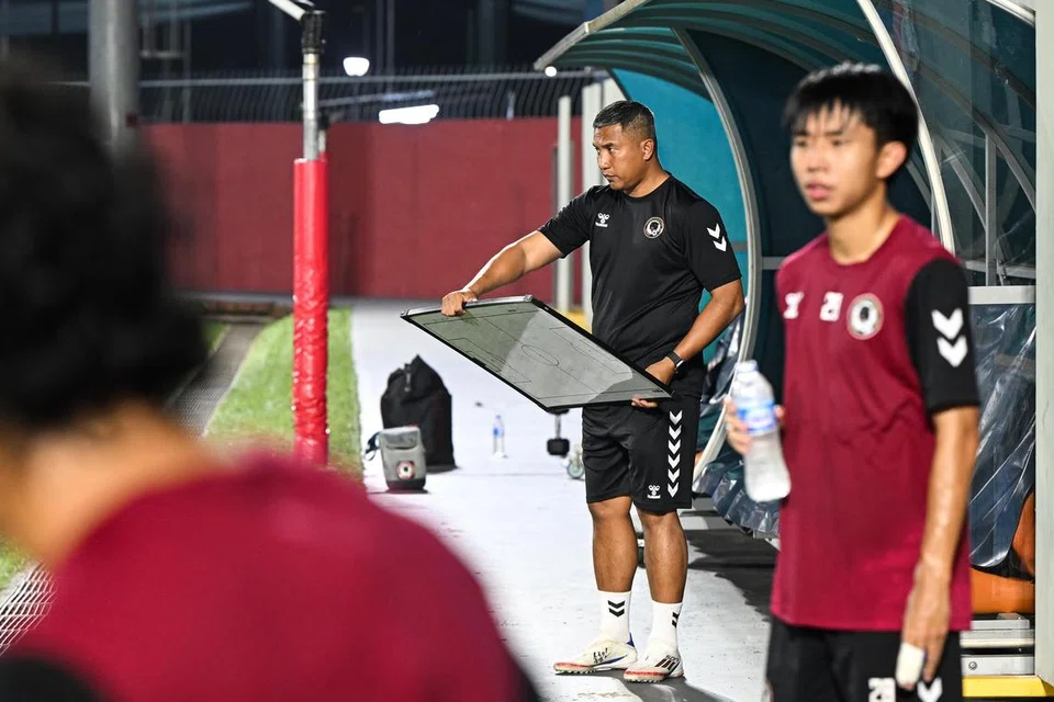 Ketua Jurulatih Tanjong Pagar United, Noh Alam Shah (tengah), bertekad  mengatasi jumlah 103 gol yang dibolosi pasukan itu pada musim Liga Perdana Singapura (SPL) musim lalu.  