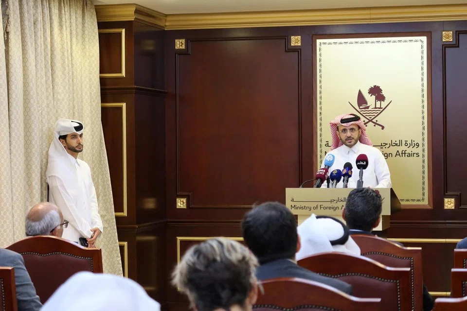 USAHA DAMAI: Jurucakap Kementerian Luar Qatar, Encik Majed Al-Ansari, bercakap kepada wartawan semasa sidang media di Doha, Qatar, pada 23 November berhubung gencatan senjata di Gaza.