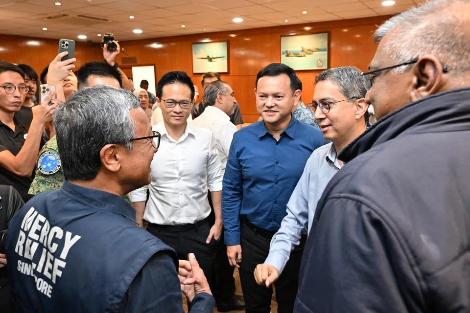 Pemangku Menteri Bertanggungjawab bagi Ehwal Masyarakat Islam, Profesor Madya Dr Muhammad Faishal Ibrahim (kanan); Menteri Negara Kanan (Pertahanan merangkap Kemampanan dan Sekitaran), Encik Zaqy Mohamad (tiga dari kanan); dan Menteri Negara (Pertahanan), Encik Desmond Choo (empat dari kanan) berinteraksi dengan wakil badan-badan bukan pemerintah di Pangkalan Udara Paya Lebar pada 12 Ogos.