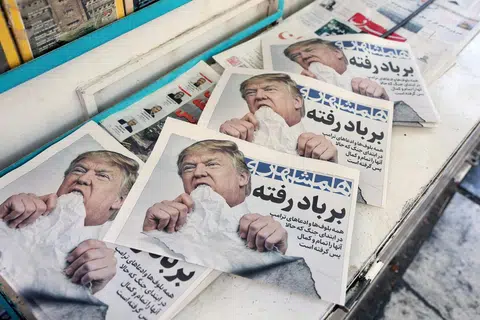 Naskhah akhbar harian Iran, Hamshahri, yang memaparkan gambar Presiden Amerika Syarikat, Donald Trump, bersama tajuk “Gone with the Wind” (“Lenyap dibawa angin”) dipamerkan di sebuah kios di Teheran pada 18 Jun 2026. Amerika Syarikat dan Iran menandatangani perjanjian bagi menamatkan perang Asia Barat dengan satu majlis dijadual berlangsung di Switzerland pada 19 Jun, sekali gus memulakan tempoh rundingan selama 60 hari. Memorandum persefahaman itu bertujuan menamatkan konflik berbulan-bulan yang tercetus selepas serangan AS-Israel ke atas Iran pada Februari lalu.