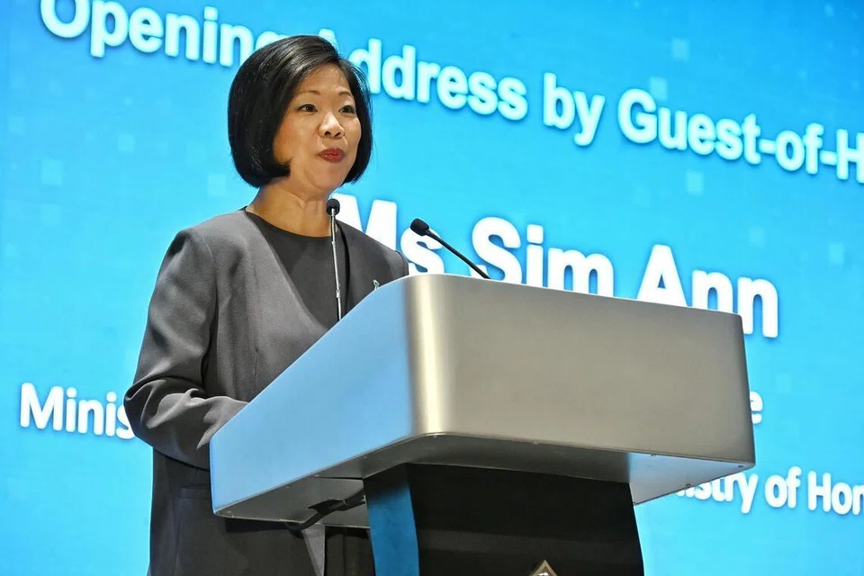 Menurut Menteri Negara Kanan (Ehwal Luar merangkap Ehwal Dalam Negeri), Cik Sim Ann, kedudukan strategik Singapura sebagai hab udara dan maritim antarabangsa mendedahkan negara ini kepada ancaman dadah di peringkat global secara langsung.