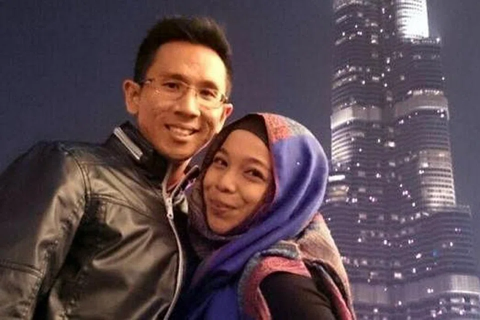 UBAH RANCANGAN: Encik Alif Hafiz yang bertugas di Abu Dhabi memutuskan pulang bersama isteri untuk beraya di sini pada saat-saat akhir kerana tidak mahu terlepas berada bersama keluarga pada 1 Syawal. - Foto ihsan ALIF HAFIZ