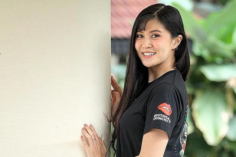 Elizabeth Tan, pelakon, penyanyi Cina 