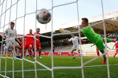 KEMBALI BERAKSI: Benjamin Pavard (tidak kelihatan) menjaringkan gol kedua Bayern Munich dalam perlawanan menentang Union Berlin di Stadium Alte Foersterei yang kosong tanpa penonton kelmarin. - Foto EPA-EFE