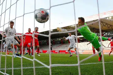 KEMBALI BERAKSI: Benjamin Pavard (tidak kelihatan) menjaringkan gol kedua Bayern Munich dalam perlawanan menentang Union Berlin di Stadium Alte Foersterei yang kosong tanpa penonton kelmarin. - Foto EPA-EFE