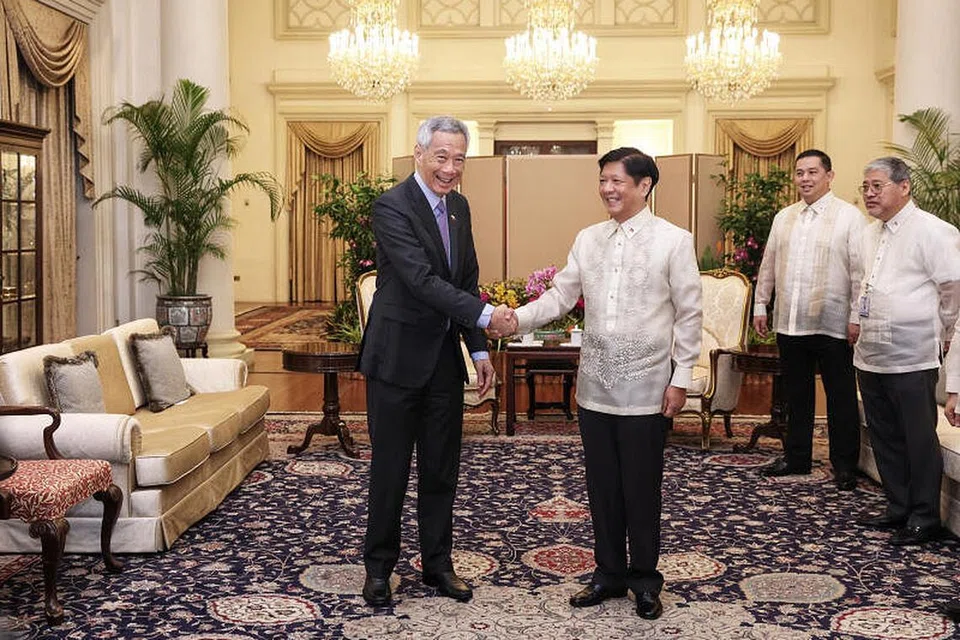 Encik Lee Hsien Loong (kiri) dan Encik Ferdinand Marcos Jr menyaksikan pemeteraian beberapa MOU antara kedua-dua negara di Istana pada Rabu (7 Sep).