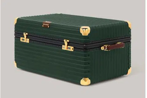 Jenama beg dari Jerman, Rimowa, telah bergabung bersama jenama fesyen dan gaya hidup dari Amerika, Aime Leon Dore, bagi dua produk baru. 