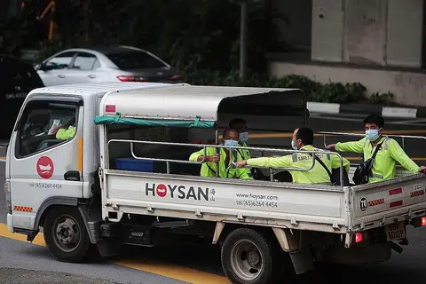 TETAP KENA JAGA KESELAMATAN COVID-19: Jumlah maksimum penumpang kini dibenarkan bagi lori dan van tetapi mereka dikehendaki memakai pelitup dan tidak boleh berbual dalam kenderaan. - Foto fail