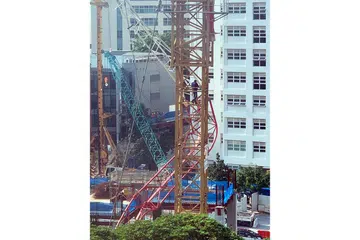 BENGKOK: Kren menara dengan jibnya yang bengkok (atas) selepas kemalangan di tapak binaan Novena pada tahun lalu, yang mengakibatkan seorang pekerja maut dan seorang cedera. - Foto MOM