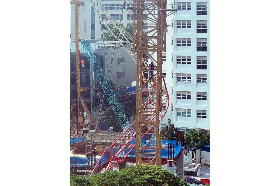BENGKOK: Kren menara dengan jibnya yang bengkok (atas) selepas kemalangan di tapak binaan Novena pada tahun lalu, yang mengakibatkan seorang pekerja maut dan seorang cedera. - Foto MOM