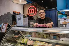 CEBURI BIDANG BARU: Sebagai pengurus operasi di The Meatery, Encik Suhaizan kini mengendali kakitangan seramai 12 orang serta jadual penghantaran bagi barangan-barangan mereka. - Foto BH oleh NUR DIYANA TAHA
