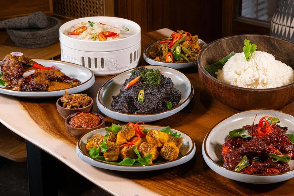 (Dari kiri) Sayur lemak putih, sambal goreng, nasi putih, udang sambal, ikan goreng, rusuk lembu kicap, ayam bakar percik, sambal belacan dan Sambal Malaya.