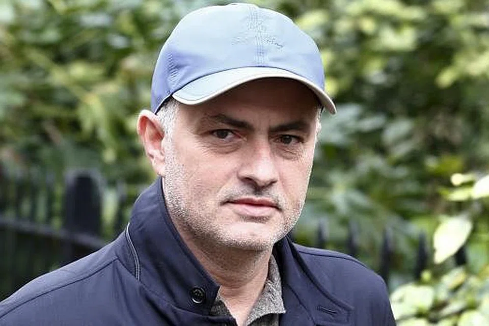 KECOH FASAL PENGGANTI: Van Gaal kecewa mendengar desas-desus pertemuan kelabnya dengan Mourinho (atas) yang diberitakan akan menggantikan tempatnya. - Foto-foto REUTERS