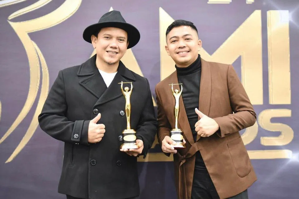 Lagu ‘Tanpa Batas Waktu’, nyanyian Fadly Padi dan ciptaan Ade Govinda, disampaikan dengan Anugerah Karya Penerbitan Runut Bunyi Terbaik dalam Anugerah Muzik Indonesia 2021.