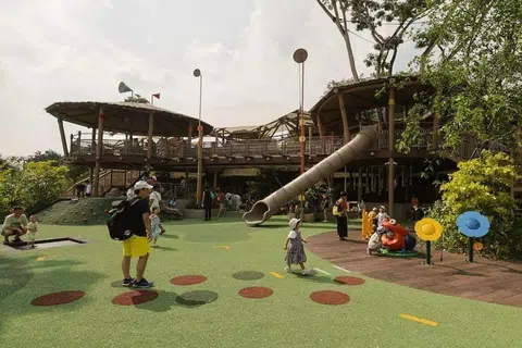 BERSORAK: Kanak-kanak boleh bermain mesra di kawasan Play Trees, yang menampilkan dua ‘rumah pokok’ atau Treehouse besar di situ.