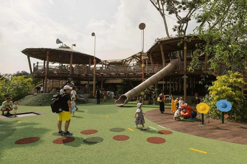 BERSORAK: Kanak-kanak boleh bermain mesra di kawasan Play Trees, yang menampilkan dua ‘rumah pokok’ atau Treehouse besar di situ.