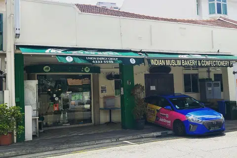 TUTUP KEDAI: Kedai Indian Muslim Bakery & Confectionery Pte Ltd yang ditubuhkan sejak 1942 akan berhenti operasi selewat-lewatnya pada Ahad.