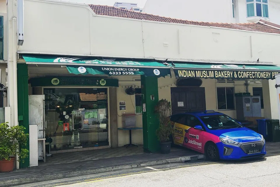 TUTUP KEDAI: Kedai Indian Muslim Bakery & Confectionery Pte Ltd yang ditubuhkan sejak 1942 akan berhenti operasi selewat-lewatnya pada Ahad.