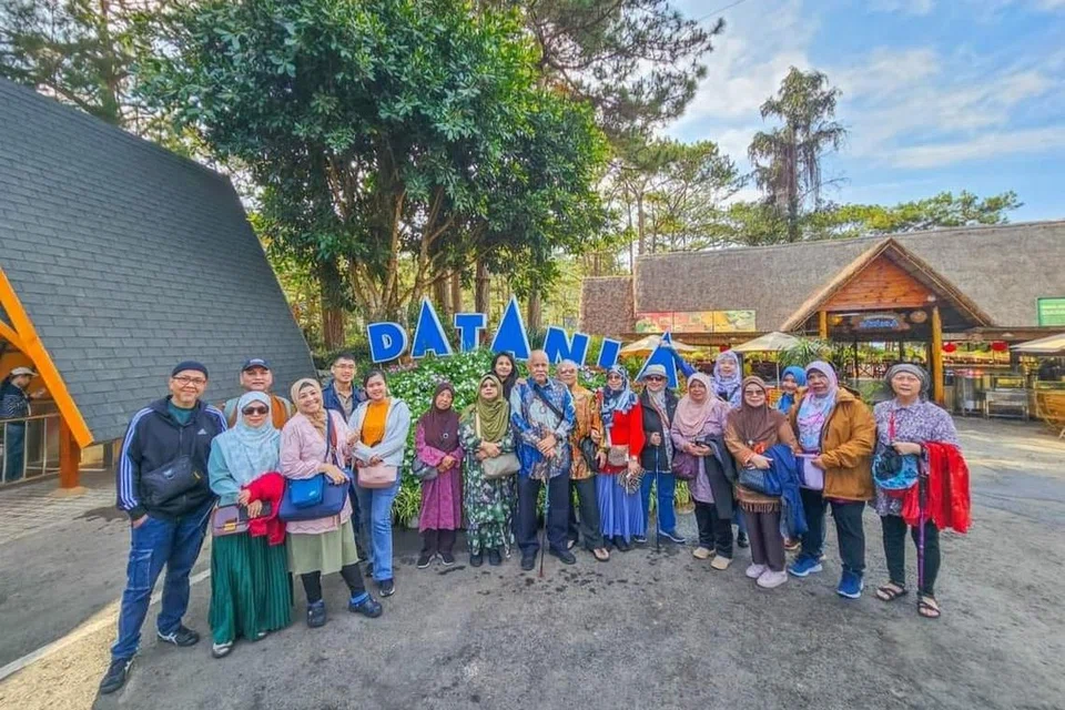 Rombongan dari Singapura ini  bergambar sama sebelum menaiki roller coaster.