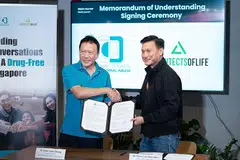 PERKUKUH JALINAN ANTIADAH: Naib pengerusi NCADA, Dr Chew Tuan Chiong (kiri), dan pengerusi AOL, Encik Glenn Lim, dengan MOU memperkukuh kerjasama membina daya tahan masyarakat terhadap dadah. - Foto BH oleh NUR DIYANA TAHA