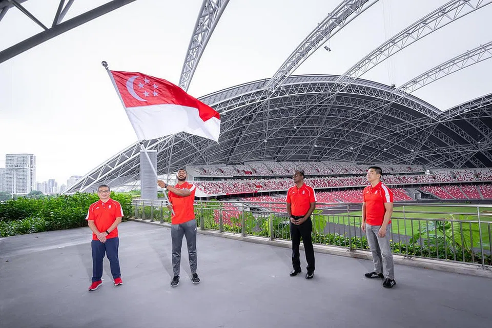 DETIK ISTIMEWA: Farhan (dua dari kiri, gambar kiri) diberi penghormatan sebagai pembawa bendera negara di upacara pembukaan Sukan SEA Hanoi. Bersama beliau, (dari kiri) Menteri Kebudayaan, Masyarakat dan Belia, Encik Edwin Tong; Cef-de-mission kontinjen, Encik S. Sinnathurai; dan Presiden SNOC, Encik Tan Chuan-Jin. - Foto SNOC