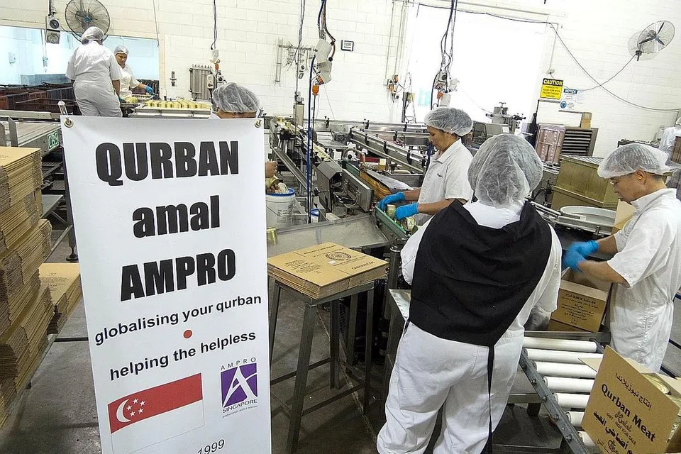 PROGRAM AMAL: Badan kemanusiaan AMPRO Foundation menjalankan ibadah korban di luar negara dan mengagihkan daging korban secara global kepada golongan memerlukan di pelbagai negara. - Foto AMPRO FOUNDATION