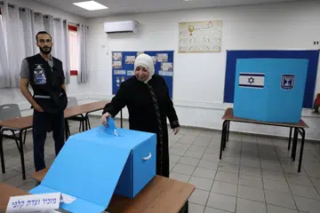 Seorang wanita membuang undi dalam pilihan raya umum Israel di bandar majoriti Arab, Umm al-Fahm, di utara Israel, pada 27 Oktober. Lebih 7.3 juta rakyat Israel layak mengundi dalam pilihan raya pertama sejak serangan Hamas pada 7 Oktober 2023 dan peperangan di Gaza. Pengundi Arab, yang membentuk kira-kira satu perlima penduduk Israel, turut menjadi tumpuan kerana undi mereka berpotensi menentukan pembentukan pemerintah baru sekiranya tiada gabungan politik memperoleh majoriti jelas.