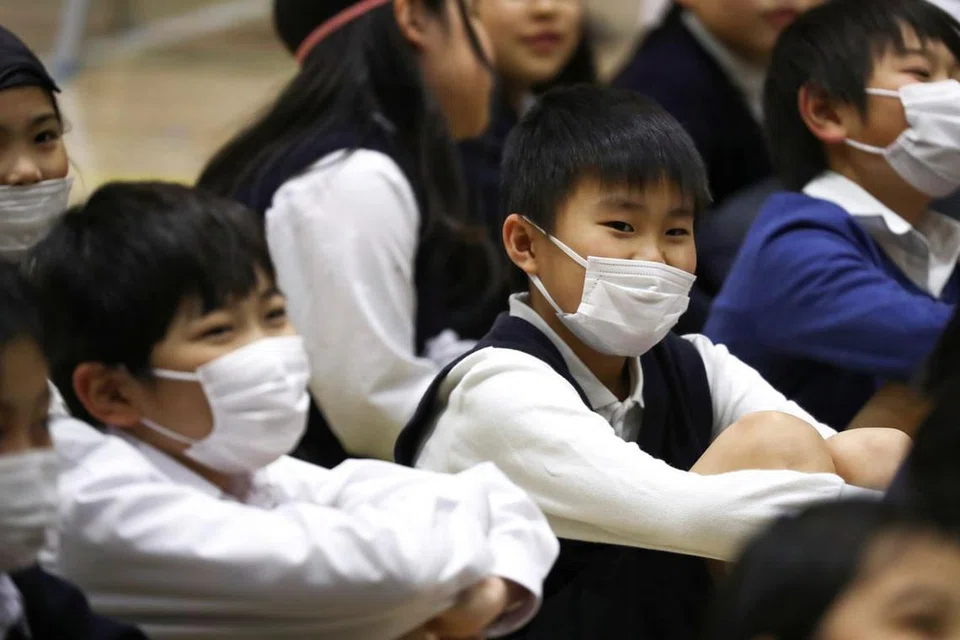 Beberapa kes koronavirus telah disahkan dalam pesakit yang berkait rapat dengan sekolah, termasuk guru, murid sekolah, pemandu bas dan pekerja di tempat makan. -Foto: REUTERS