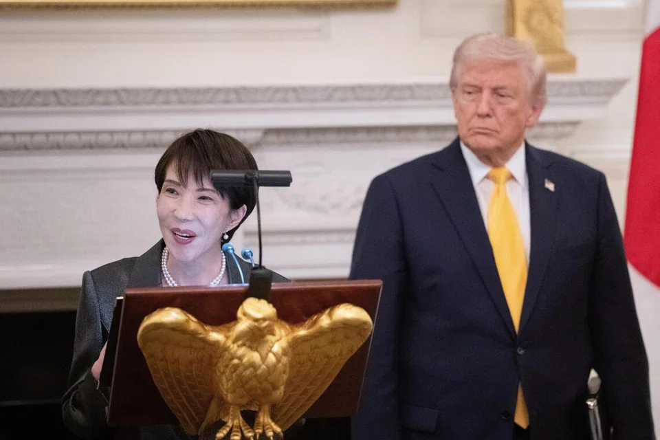 Presiden Amerika Syarikat, Donald Trump, berdiri bersama Perdana Menteri Jepun, Sanae Takaichi, ketika beliau menyampaikan ucapan semasa jamuan makan malam dua hala di State Dining Room, Rumah Putih di Washington, DC, pada 19 Mac 2026. Terdahulu pada hari yang sama, kedua-dua pemimpin bertukar pandangan mengenai isu Iran, tenaga serta perkembangan di rantau Indo-Pasifik.
