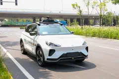 Sebuah teksi robot atau ‘robotaxi’ kelihatan beroperasi di Beijing. 