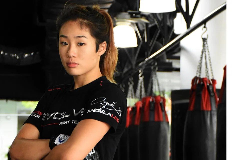 DIGEMARI RAMAI: Angela Lee dinobatkan juara dunia atomweight pada Mei lalu setelah menewaskan atlit Jepun. - Foto THE STRAITS TIMES