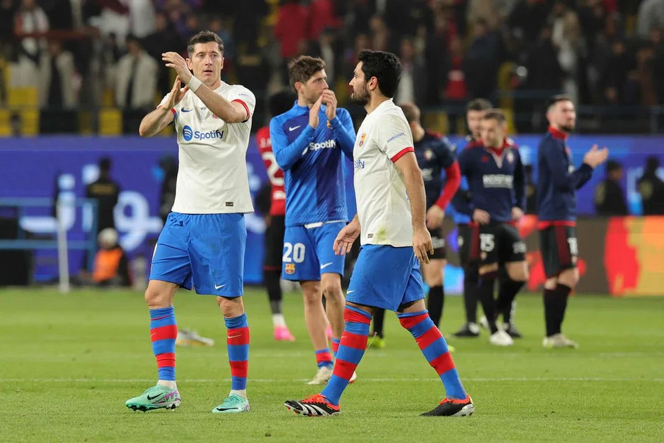 TEPUKAN KE FINAL: Robert Lewandowski (kiri) menepuk tangan bersama para peminat selepas Barcelona berjaya mengalahkan Osasuna untuk ke final Piala Super Sepanyol.