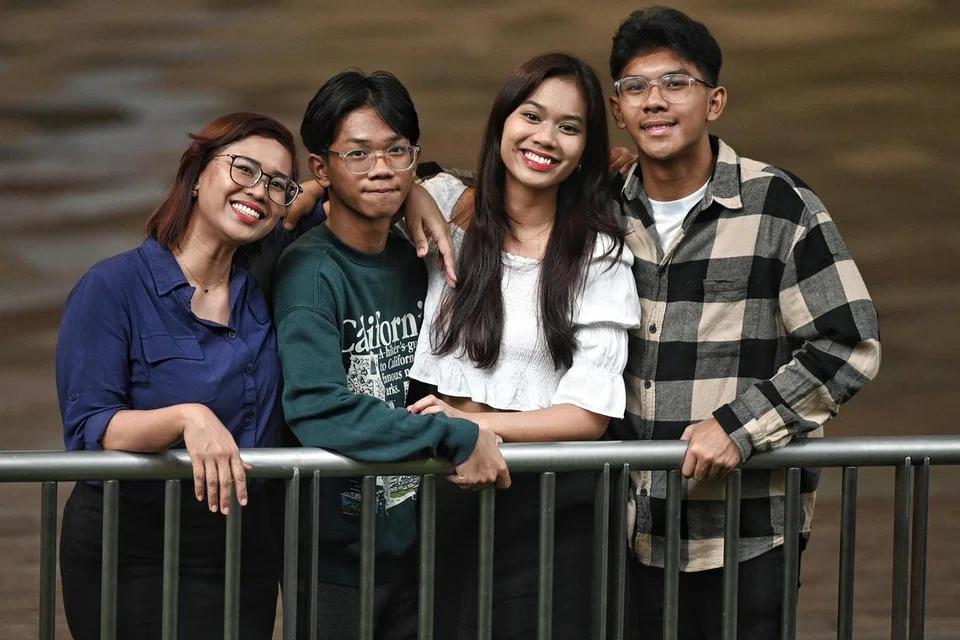 Cik Noor Naserimah Nasiman (kiri) gembira anak-anaknya, (dari kiri), Neil Aiman, 15 tahun; Nina Amirah, 22 tahun dan Adam Nazraoul, 16 tahun, tekun dalam pelajaran dan amat rapat dengannya.