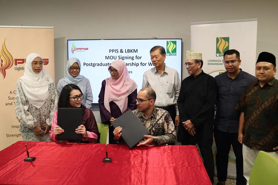METERAI KERJASAMA: Memorandum Persefahaman (MOU) antara PPIS dengan Lembaga Biasiswa Kenangan Maulud (LBKM)  ditandatangani pada Mei lalu untuk meneroka peluang meningkatkan kerjasama dalam menawarkan biasiswa possiswazah khusus bagi wanita. Gambar memaparkan Presiden PPIS, Cik Hazlina Abdul Halim (duduk, kanan) bersama Presiden LBKM, Dr Syed Harun Alhabsyi (duduk, kiri). 