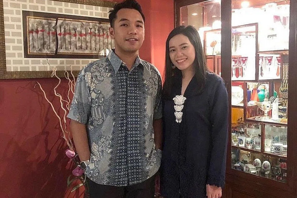 HARAP DAPAT FLAT BARU: Encik Ahmad Farihin yang bersama bakal isterinya, Putri Nurul, berasa lega kerana projek pembinaan perumahan di sini juga telah dapat dimulakan semula setelah tertangguh dek penularan wabak Covid-19. - Foto ihsan AHMAD FARIHIN