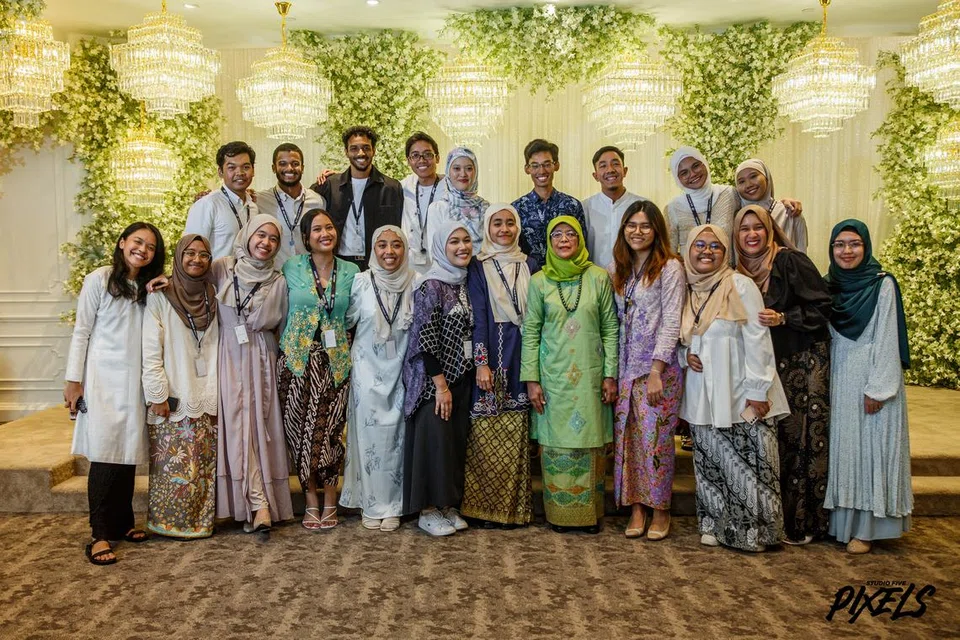 Mantan Presiden, Puan Halimah Yacob (lima dari kanan), bersama ahli-ahli Persatuan Muslim Universiti Nasional Singapura (NUSMS) kini.